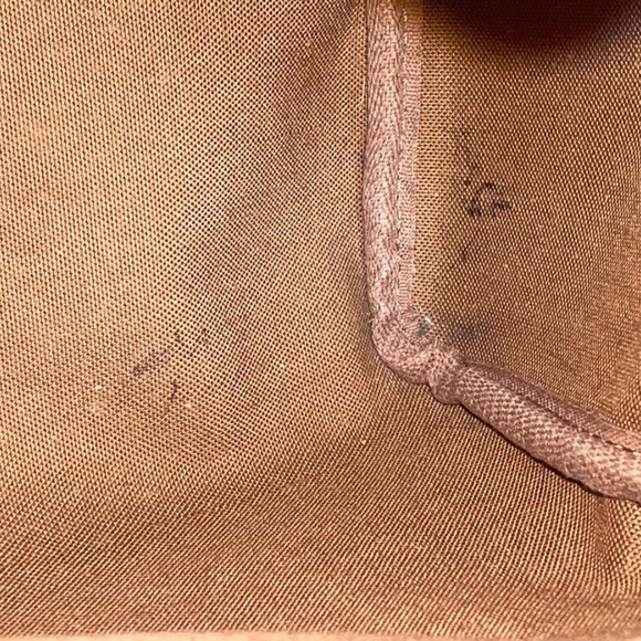 Authentic Louis Vuitton speedy 25 with dust bag, lock, and...